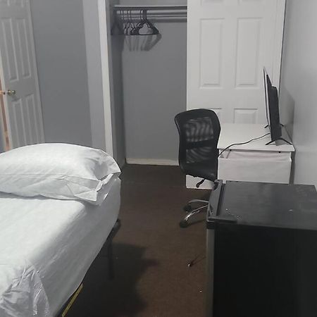 Room In A Beach House With King Size Bed In A Landlord Hosted Three Bedroom Apartment New York Exteriör bild