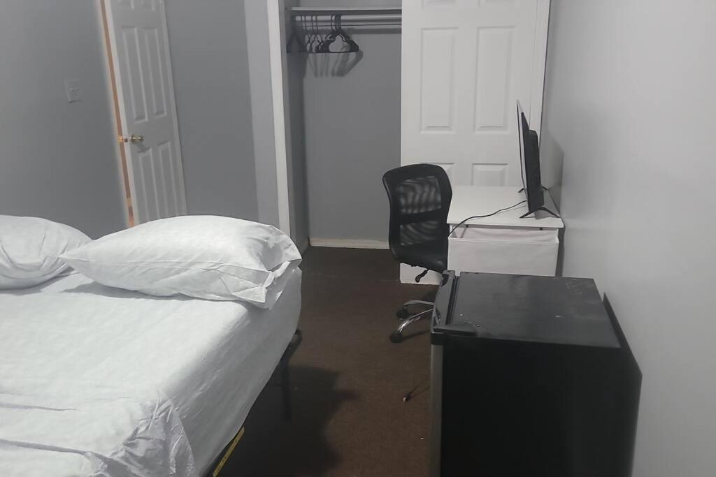 Room In A Beach House With King Size Bed In A Landlord Hosted Three Bedroom Apartment New York Exteriör bild