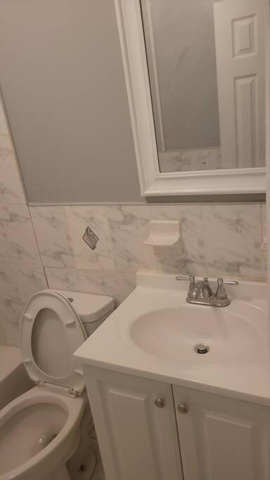 Room In A Beach House With King Size Bed In A Landlord Hosted Three Bedroom Apartment New York Exteriör bild