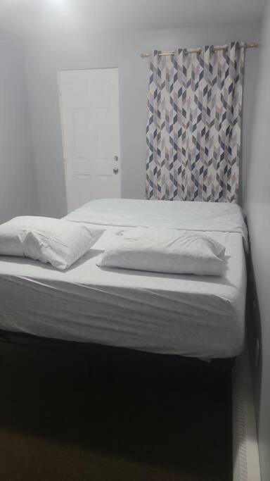 Room In A Beach House With King Size Bed In A Landlord Hosted Three Bedroom Apartment New York Exteriör bild